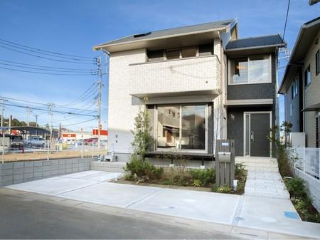 Model house was built adjacent to the subdivision. New ceramic outer wall of heavy texture, Large opening, It has become a stately residence of steel moment frame, such as deep eaves (model house)