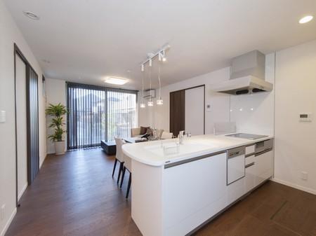 Left entrance ・ Multi-Room, Wash room is to the right ・ LDK of center living design that bathroom is located. While standing in the kitchen, On overlooking the state of the garden and family, Housework flow line also smooth and comfortable (model house)