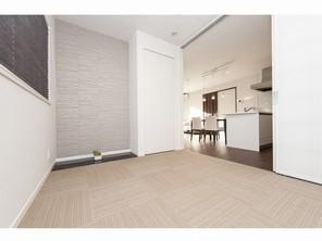 Multiroom, I opened the aluminum frame large sliding door-to-ceiling, Flexible space that is continuous with the LDK. Textile floor, Accent Cross, Alcove-style nestled and the like have exudes the sum modern atmosphere