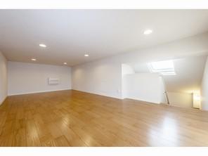 Fixed climb stairs with such ease to go to the third floor and appear large storage "hut Kura". About 9.5 tatami in size, Large, such as skiing and X Masutsuri ・ Long object can also be stored in the room. If there is a large storage, That amount each room is comfortable and can be used widely and refreshing