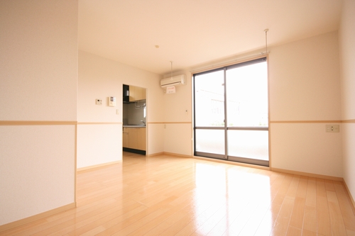 Living and room. Spacious living room! It has a kitchen independent! Hard to smell to go!