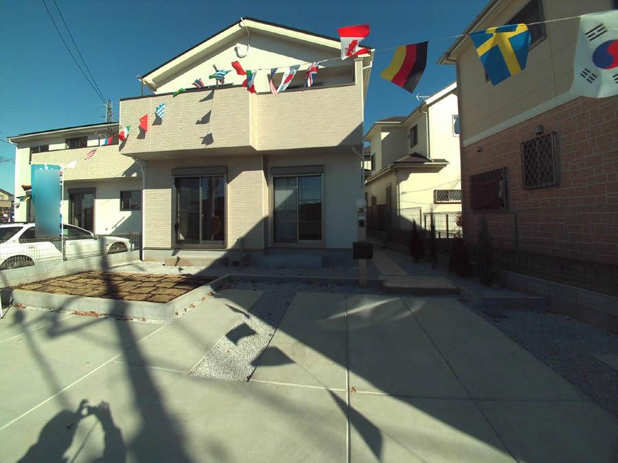 Local photos, including front road. Building 3 was building completed. Such as the actual image from per yang, We have to wait all the time so you can see directly. 