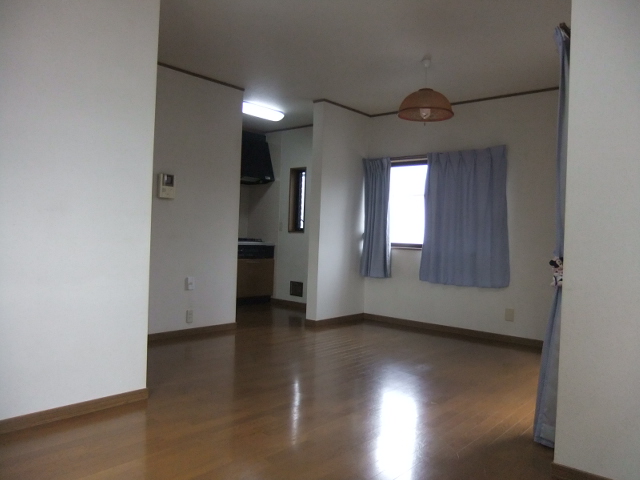 Living and room. Bright dining kitchen