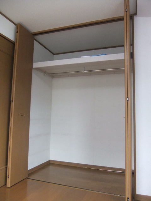 Receipt. There is a closet in each room