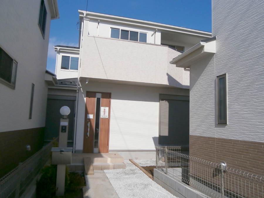 Local photos, including front road. We offer the same use the finished model house of this property. Please feel free to contact us.