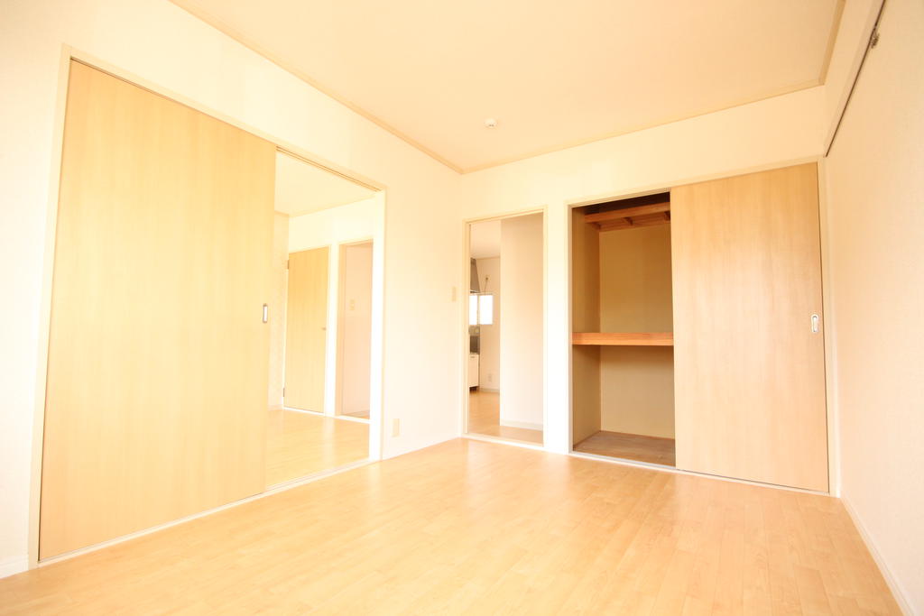 Living and room. Koch also Western-style! There is between the housing 1 minute! You will enter a lot!