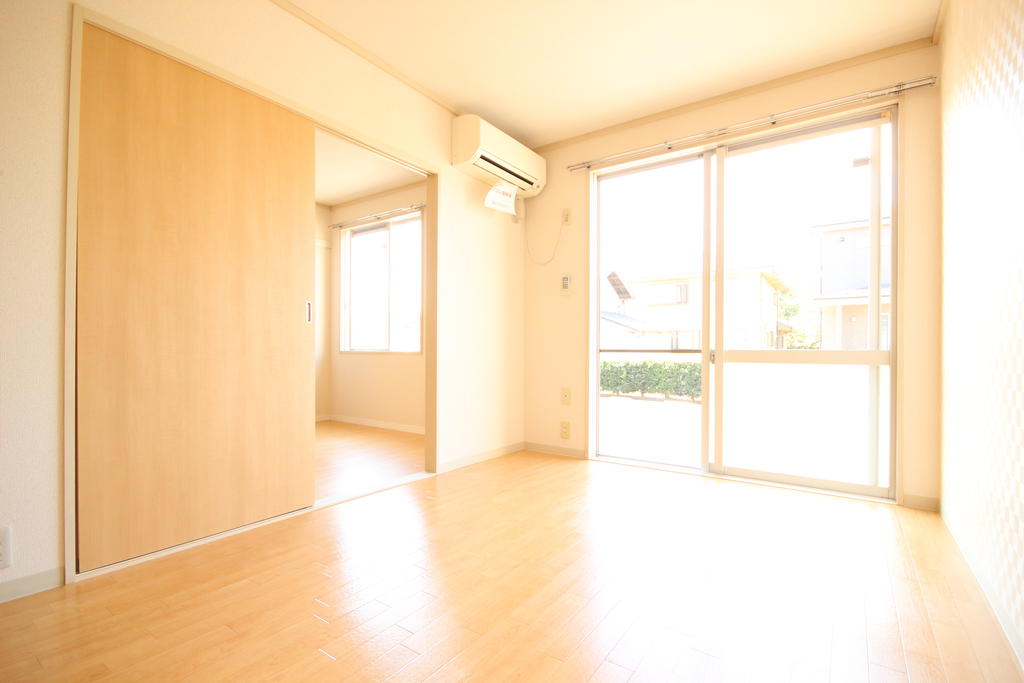 Living and room. Day Shanshan! Also it comes with air conditioning!