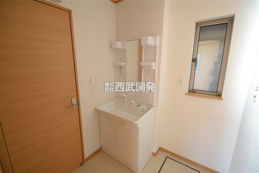 Wash basin, toilet. Washroom (December 2013) Shooting