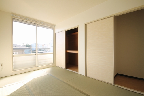Living and room. There is also a storage! You can spend leisurely Japanese-style room!