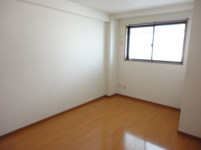 Living and room. The entrance side Western-style also bright