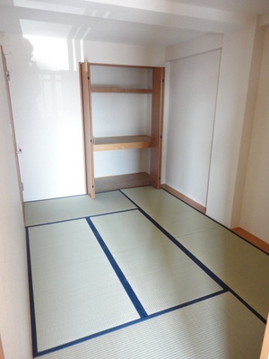 Living and room. Japanese-style room to settle