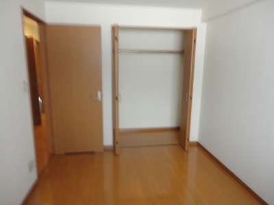 Living and room. Western-style with a closet