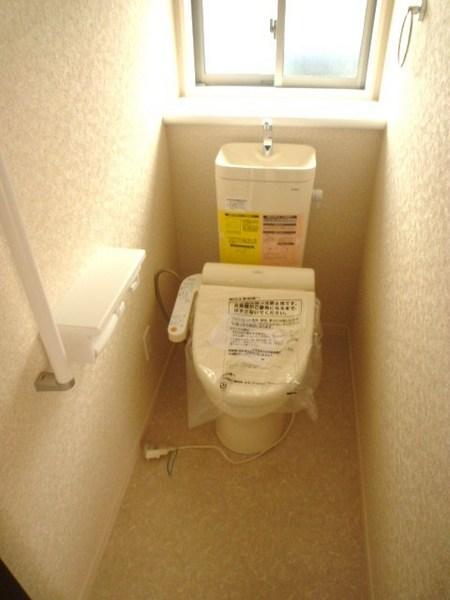 Toilet. Indoor (10 May 2013) Shooting