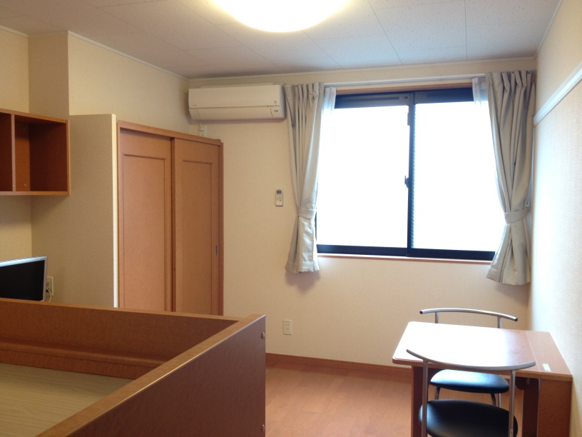 Living and room. 1F flooring, Laying 2F rug