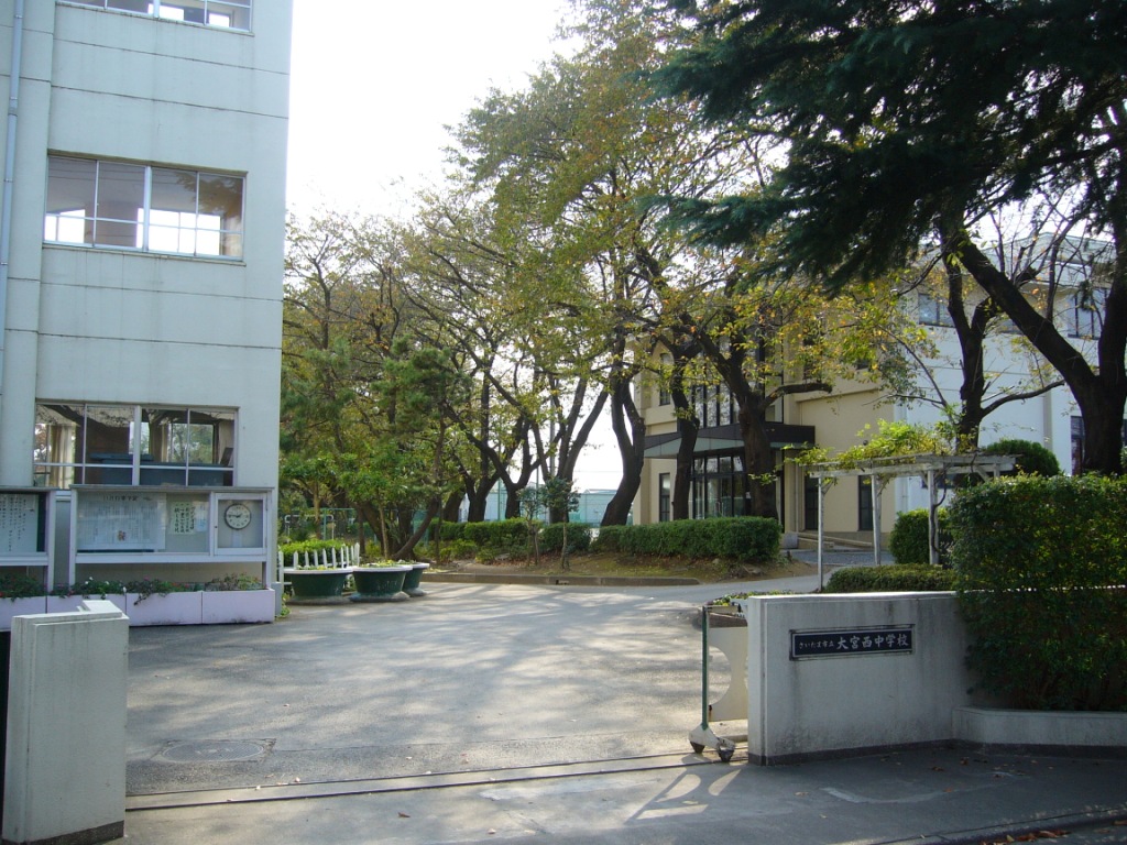 Other Environmental Photo. Closeness of 400m a 5-minute walk from the Omiyanishi junior high school. 