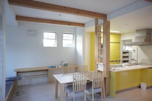 View photos from the local. Our enforcement example  Release preeminent face-to-face kitchen overlooking the inside of the LDK, while the dishes. Depth plenty of counter Tsukaimichi various. Also, such as study desk and reading for children ・  ・ 