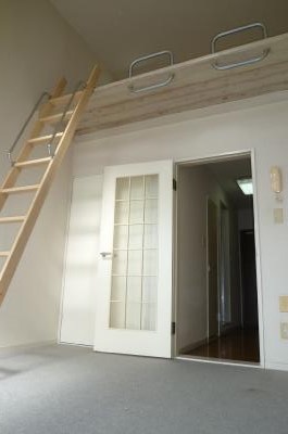 Living and room. 1F flooring ・ Laying 2F rug