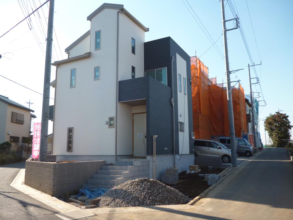 Local photos, including front road. E Building (December 2013 shooting)