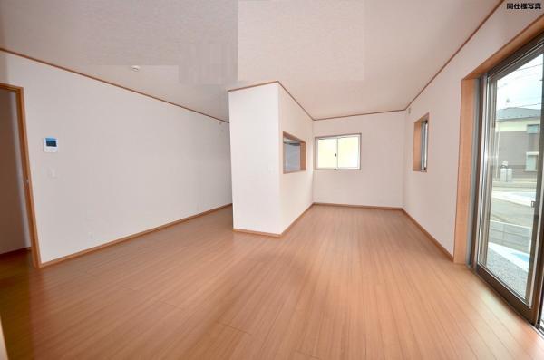 Same specifications photos (living)