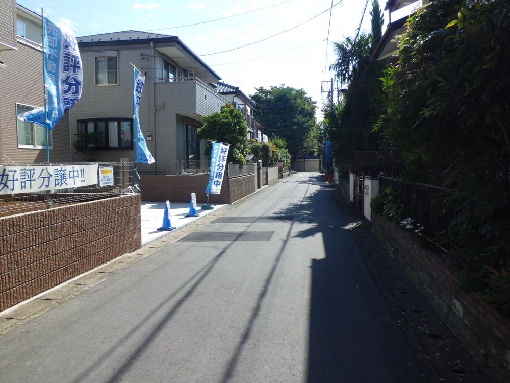 Streets around. Frontal road