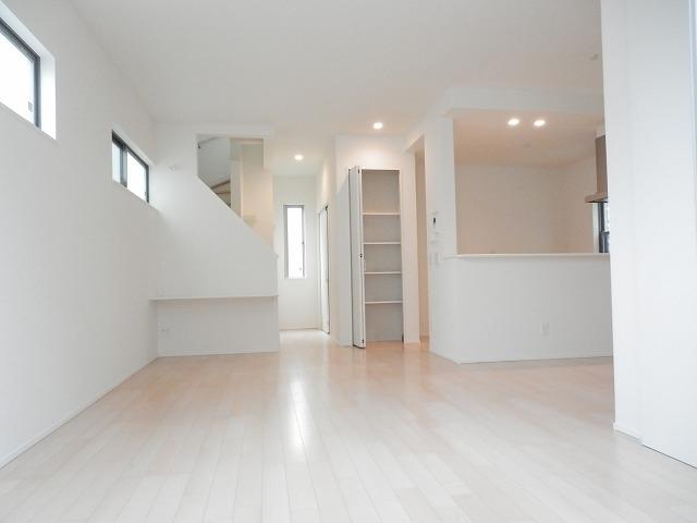 Living.  ◆ Bright 19.6 Pledge LDK. Room (August 2013) Shooting