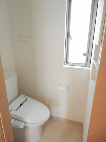 Toilet.  ◆ There are 2 toilets locations. Room (August 2013) Shooting