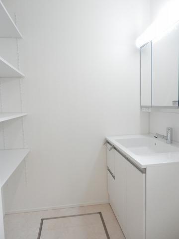 Wash basin, toilet.  ◆ Bright wash room. Local (August 2013) Shooting