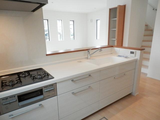 Kitchen.  ◆ Face-to-face kitchen where you can enjoy a conversation.  Room (August 2013) Shooting