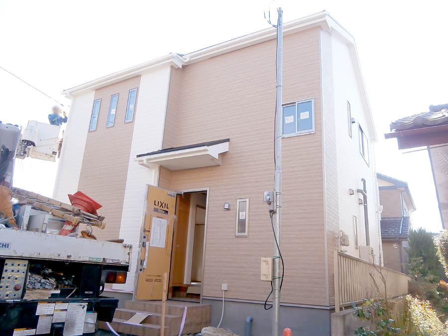 Local photos, including front road. We offer the same use the finished model house of this property. Please feel free to contact us. 