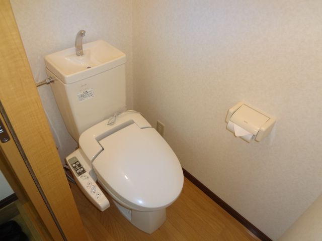 Toilet. Easy slide door! Bidet! 
