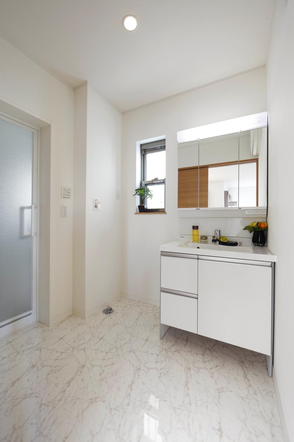 Wash basin, toilet. Care is easy with built-in faucet. In large diameter drain outlet and hair catcher, Keep clean. 