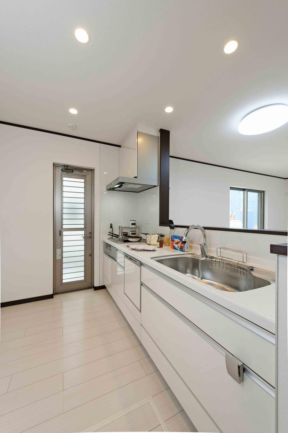 Model house photo. Adopt an easy-to-use system Kitchen. IH cooking heater, Dish washing dryer, standard equipment. (Model house)