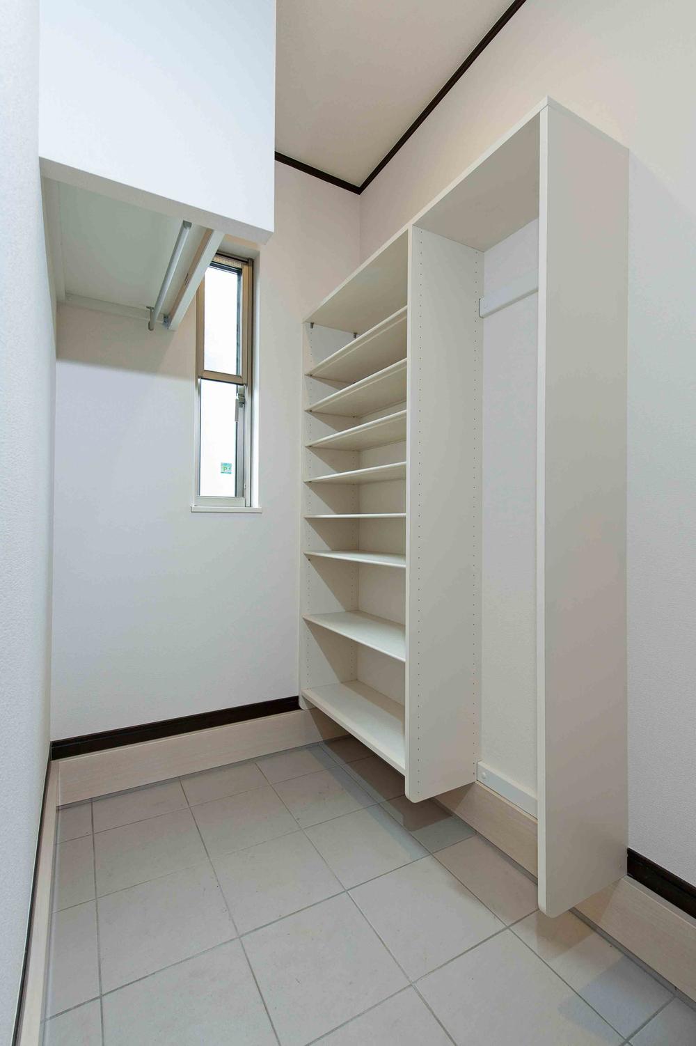 Model house photo. Entrance of ventilation also with full-sized Shuzuinkurozettoe you with a window that can ensure clear. (Model house)