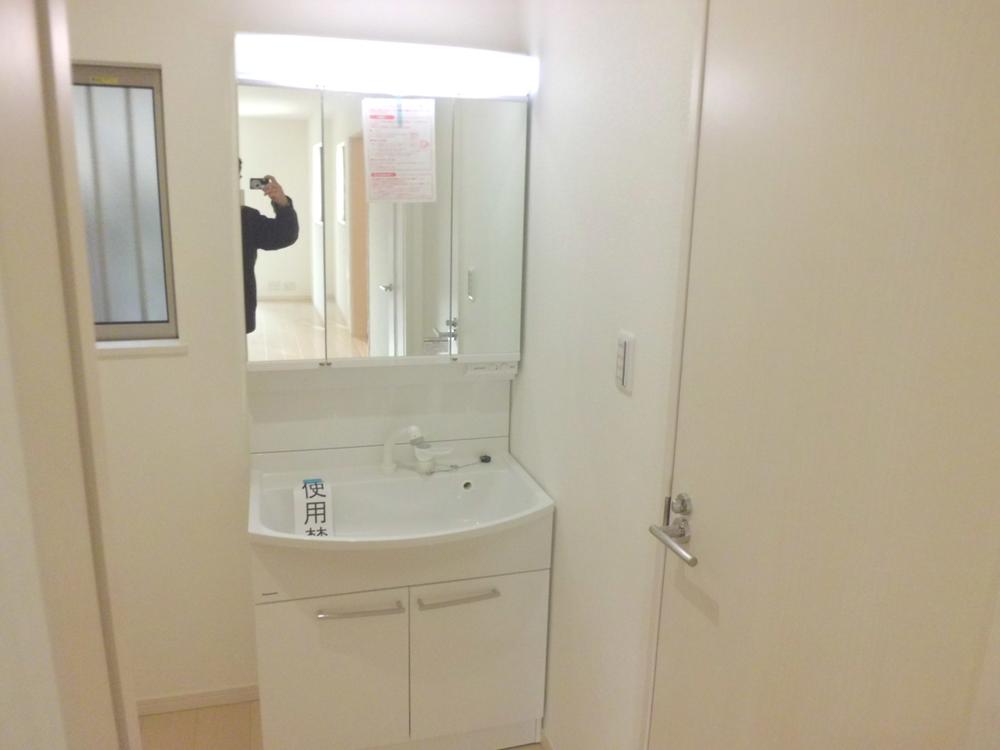 Wash basin, toilet. Local (12 May 2013) Shooting