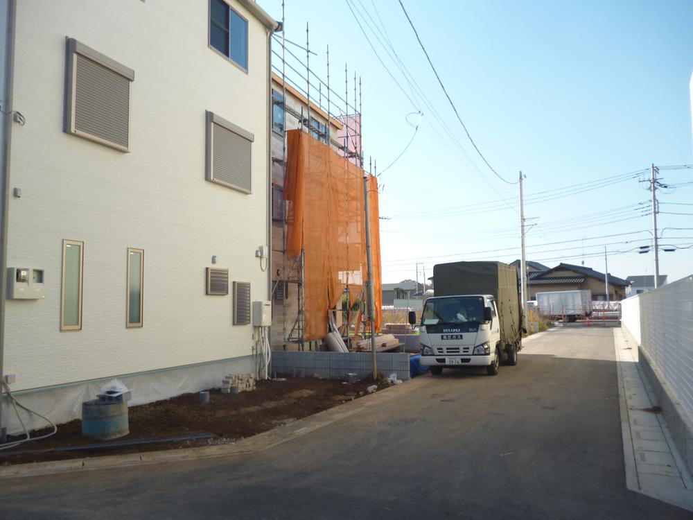 Local photos, including front road. Front 5m road