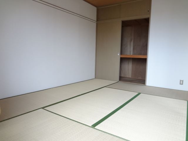 Living and room. Hot !! in sunny Japanese-style room