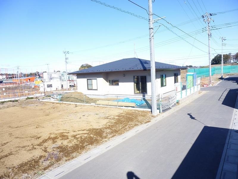 Local photos, including front road. Local (12 May 2013) Shooting