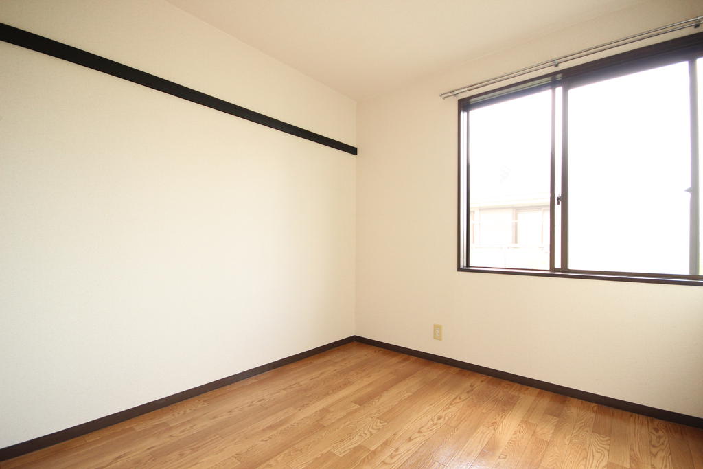 Living and room. Bright even in north