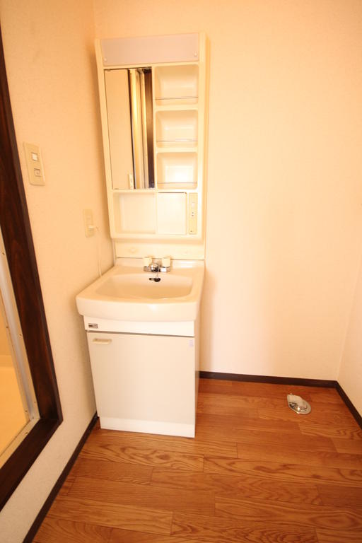 Washroom. Next door is the washing machine Storage