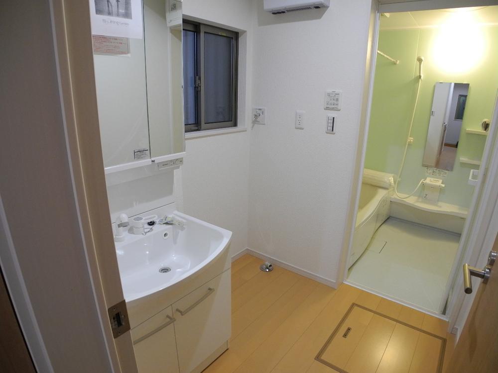 Wash basin, toilet. Indoor (11 May 2013) Shooting