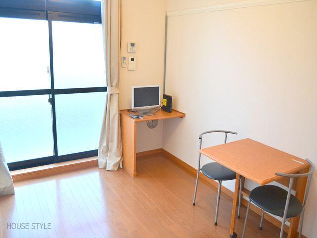 Living and room. Folding table and chairs ・ TV is equipped ☆