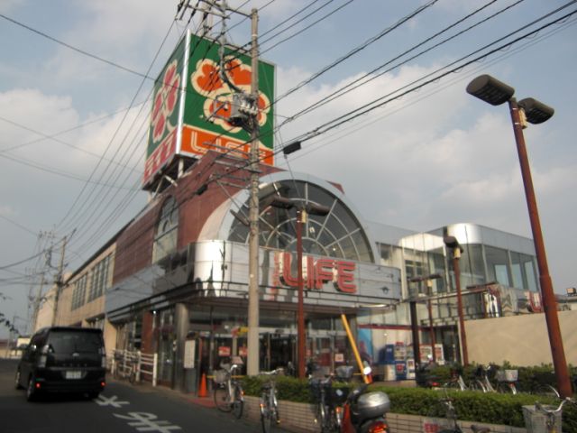 Shopping centre. 150m up to life (shopping center)