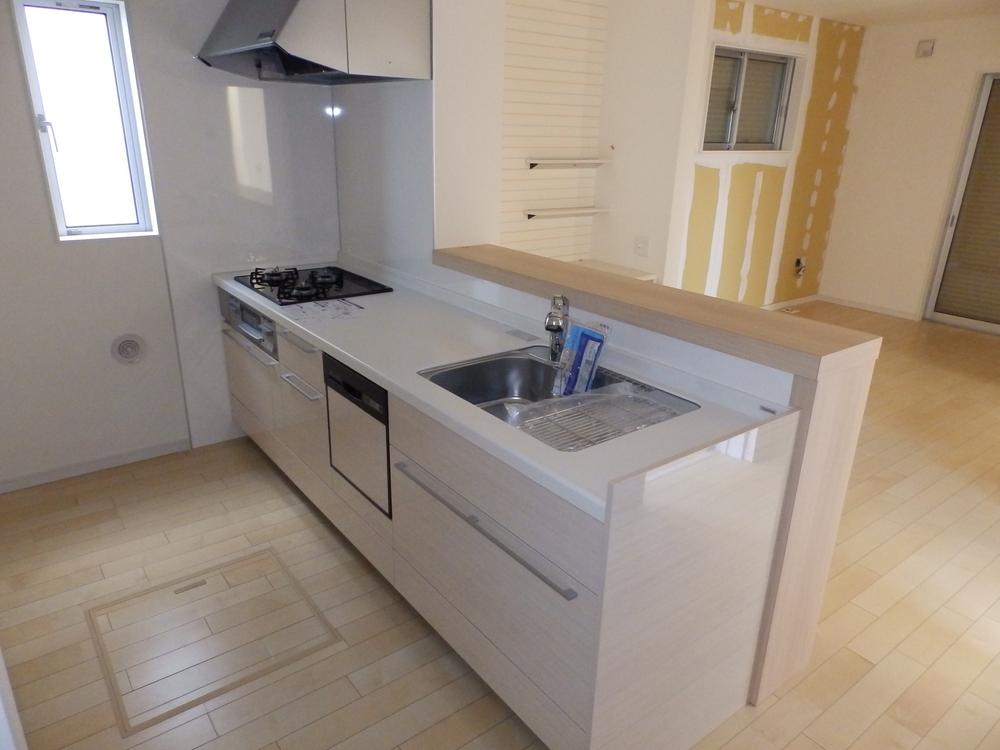 Kitchen. ◆ kitchen ◆ All sliding all storage of kitchen. Since Maeru to back other available space efficiently, It is useful because it can retrieve a quick even when taking out.