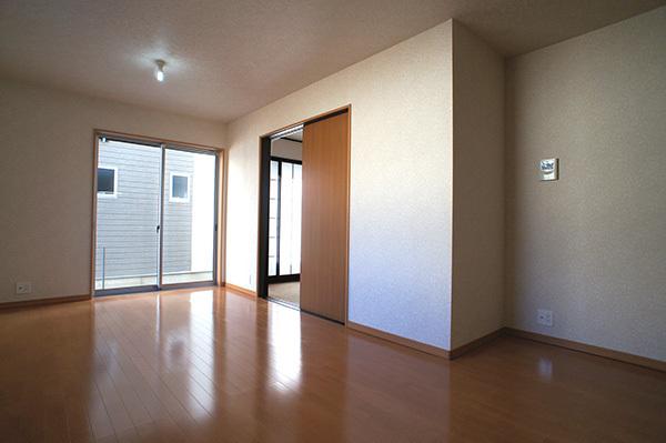 Local photos, including front road. Every day of your laundry happy comfortable in the south balcony