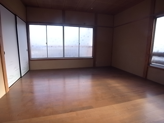 Other room space. Second floor Western-style room is also bright. 