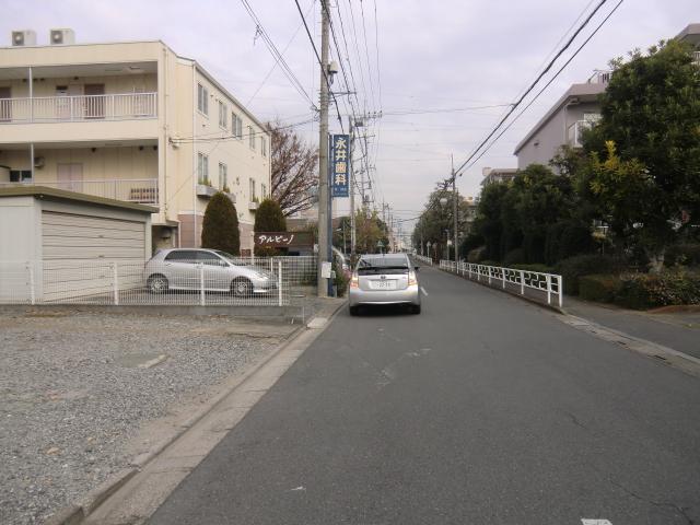 Local photos, including front road. Local (12 May 2013) Shooting There is a sense of liberation wide front road. 