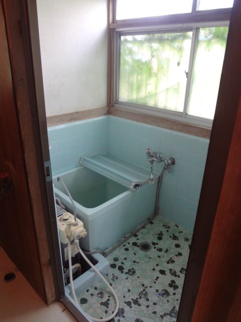 Bath. It is a tub of balance kettle