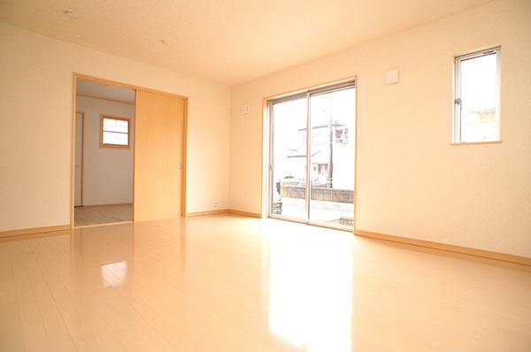 Living. South-facing spacious living space of the rest the family gathering of Indoor (12 May 2013) Shooting