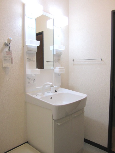 Washroom. Shampoo dresser equipped.