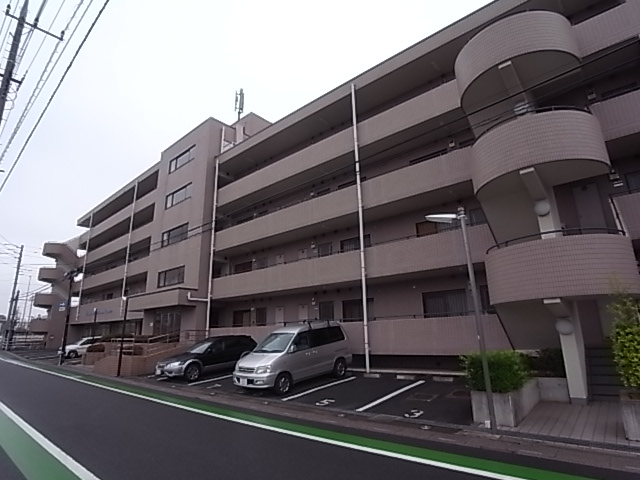 Building appearance. Entrance side